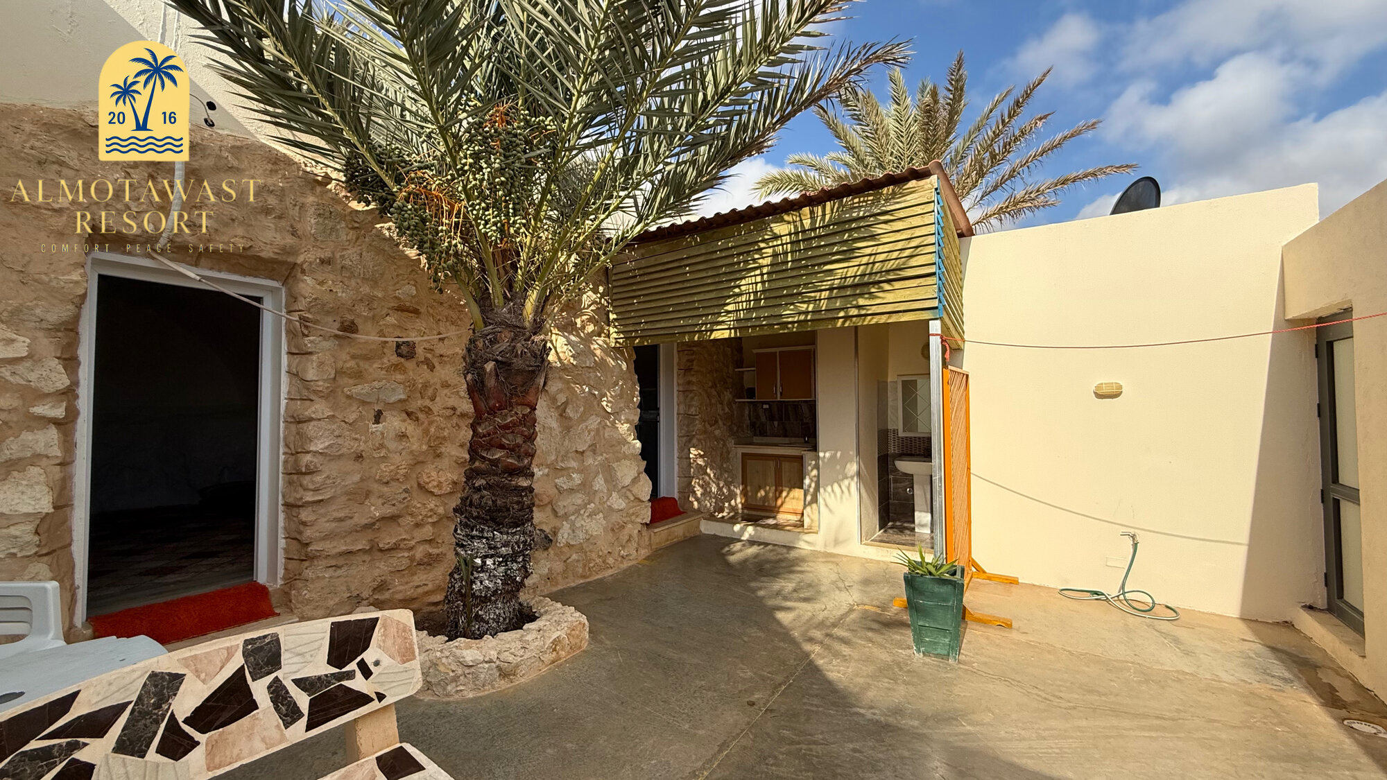 فناء غرف وسط الجبل بقرية المتوسط